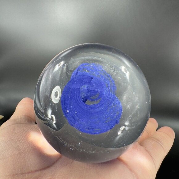 Round Art Glass Paperweight Figure Clear With Cobalt Blue Spiral Swirl Center - Picture 7 of 11